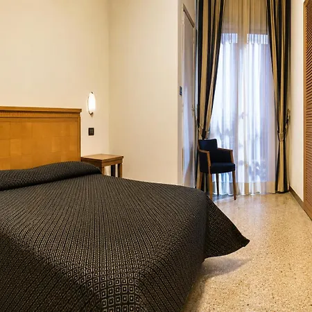 Nautilus Hotel *